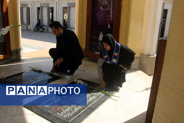 تجدید میثاق مدیر سازمان دانش آموزی استان بوشهر با شهدا