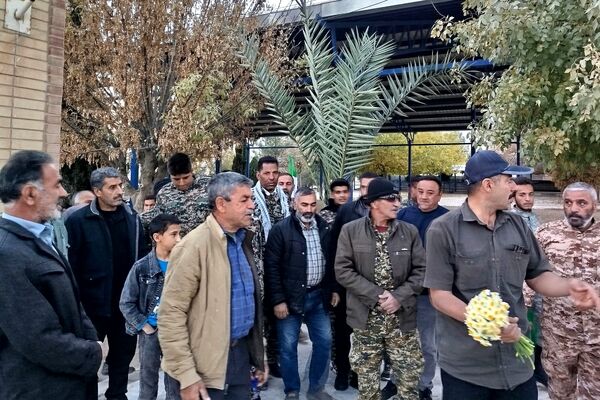غبار روبی و عطرافشانی قبور مطهر شهدای روستای ظفرآباد