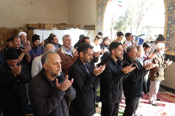 حضور دانش آموزان آموزشگاه شهدای گلدسته و مردم چهاردانگه در نماز جمعه 