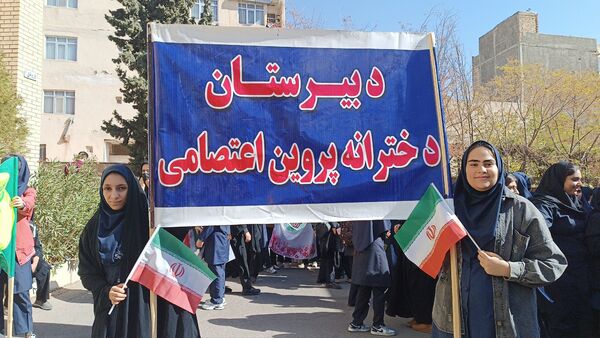 حضور پرشور دانش آموزان شهر محلات در راهپیمایی ۱۳ آبان در شهر محلات 