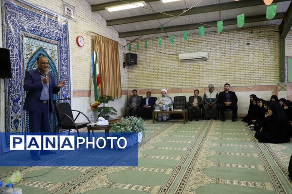 نشست پرسش و پاسخ با حضور نماینده ولی فقیه در استان و امام جمعه در دبیرستان نمونه فرهنگ