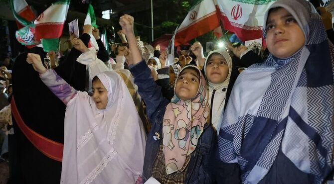 جشن تکلیف دختران در خیابان بیت رهبری بدون حضور امام شهید