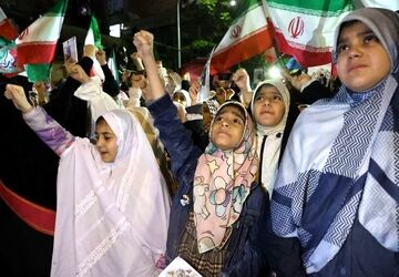 جشن تکلیف دختران در خیابان بیت رهبری بدون حضور امام شهید