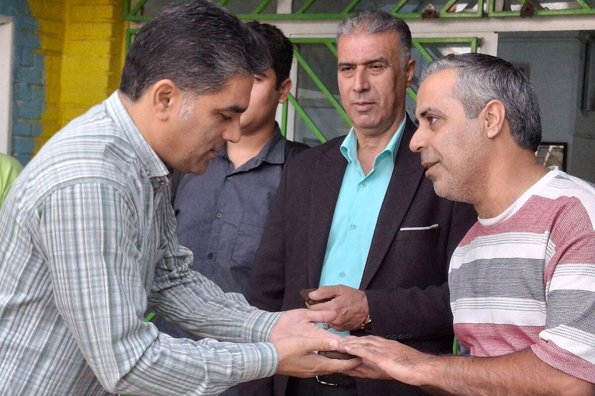 تجلیل دبیرستان شهید قمی از پدران مسئول در نیروی انتظامی و آتش‌نشانی