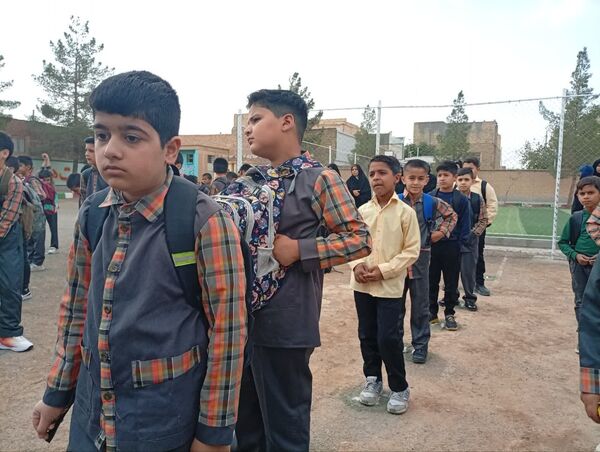 آغاز بازگشایی مدارس و شور و حال دانش آموزان دبستان شهید پسندیده فدافن در نخستین روز پاییز