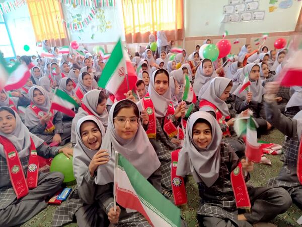 برنامه های فجر انقلاب در آموزشگاه بنیاد۱۵ خرداد ابرکوه