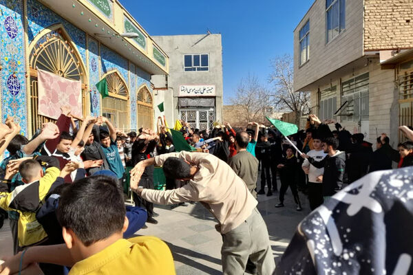 اعتکاف دانش‌آموزان دبیرستان شاهد شهید زرین کلاه شهرستان اقلید در مسجد امام حسین (ع)