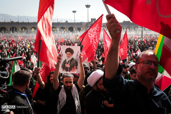 اقامه نماز بر پیکر مطهر رهبر شهید انقلاب و شهدای خانواده ایشان-2