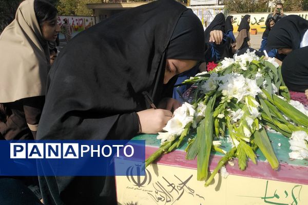 مزین شدن مدرسه حاج آقا توکلی به رایحه شهید گمنام 