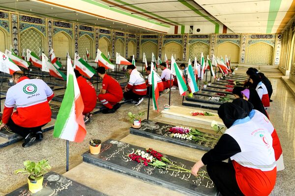 تجدید میثاق سرخ پوشان هلال احمر شهرستان سپیدان با شهدای گلگون کفن