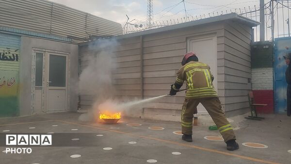وقتی قهرمانان بی ادعا،مشق ایثار دادند. مدرسه رحمانی فرد میزبان آتش‌نشانان