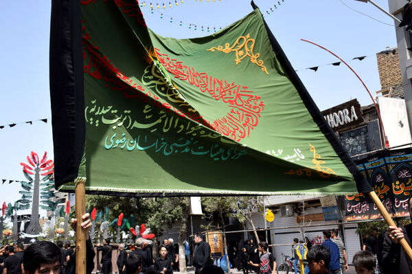 تربت‌حیدریه غرق در آیین علم‌کشی به یاد علمدار کربلا