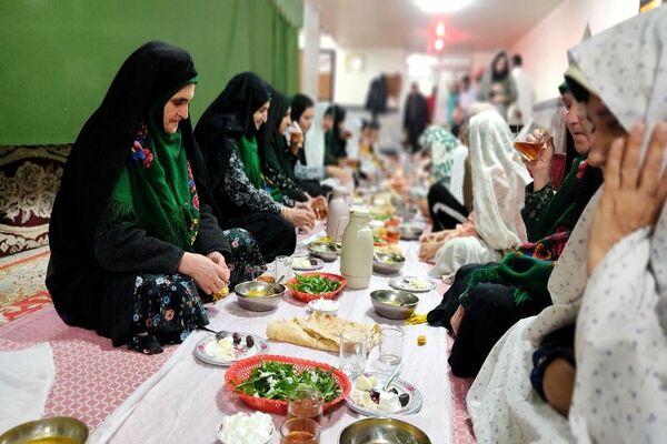 اعتکاف دانش‌آموزی در مسجد جامع شهر بار نیشابور 