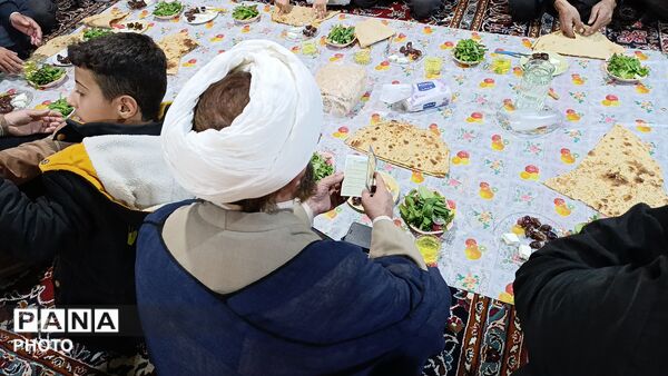 برپایی سفره‌های افطار ساده در شهر سفیددشت 