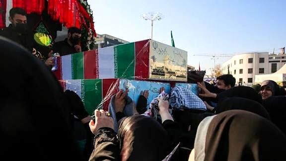 بدرقه پیکر مطهر ۱۳ شهید گمنام در اجتماع عظیم فاطمیون مشهد
