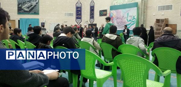 تقدیر از دانش‌آموزان برگزیده ناحیه چهار قم در جشنواره «فردا»
