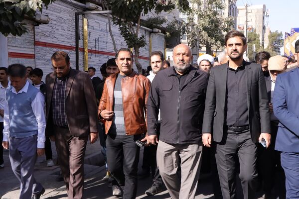 حضور پرشور دانش‌آموزان و مسئولین در راهپیمایی ۱۳ آبان در ناحیه یک بهارستان