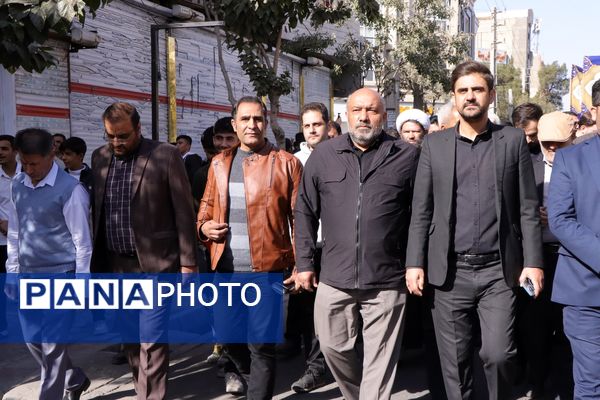 حضور پرشور دانش‌آموزان و مسئولین در راهپیمایی ۱۳ آبان در ناحیه یک بهارستان