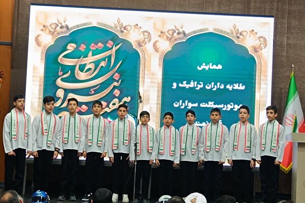 فرهنگ‌سازی با عمل؛ اهدای کلاه ایمنی رایگان در همایش طلایه‌داران ترافیک شهریار