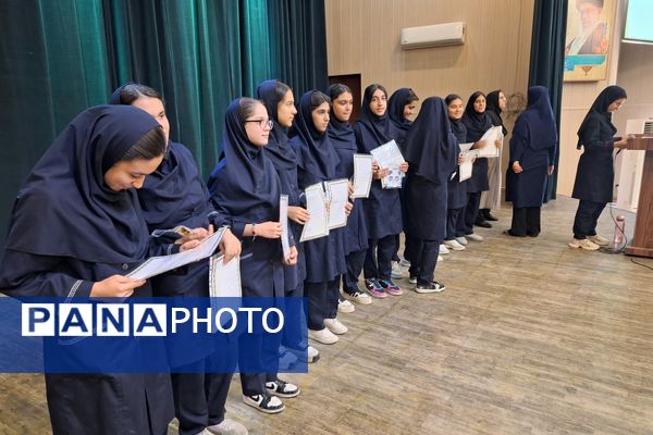 تجلیل از دانش‌آموزان رتبه‌های برتر دبیرستان پویش ناحیه 3 شیراز 