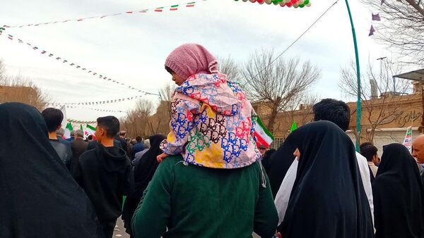 پیر و جوان، زن و مرد، همه آمدند