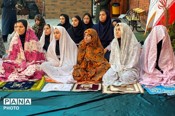 اقامه نماز دانش‌آموزان پایه هشتم در دبیرستان نگین دانش
