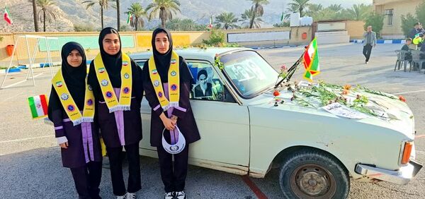 وقتی مدرسه صحنه انقلاب شد؛ زنگی که با سرود و افتخار نواخته شد