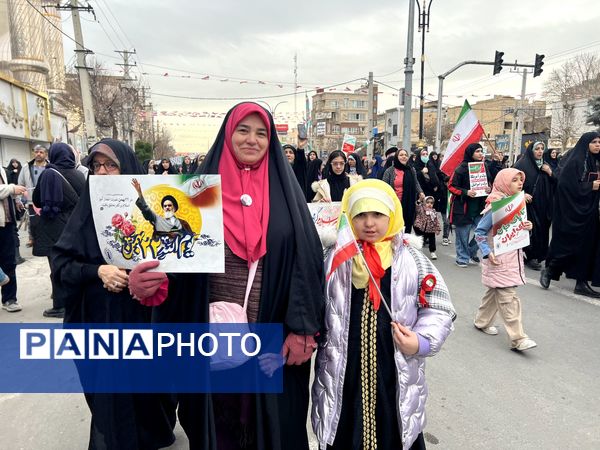 حضور پرشور مردم در راهپیمایی ۲۲ بهمن هشتگرد