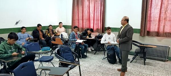 کلاس های تقویتی در دبیرستان نمونه آیت‌الله خامنه ای