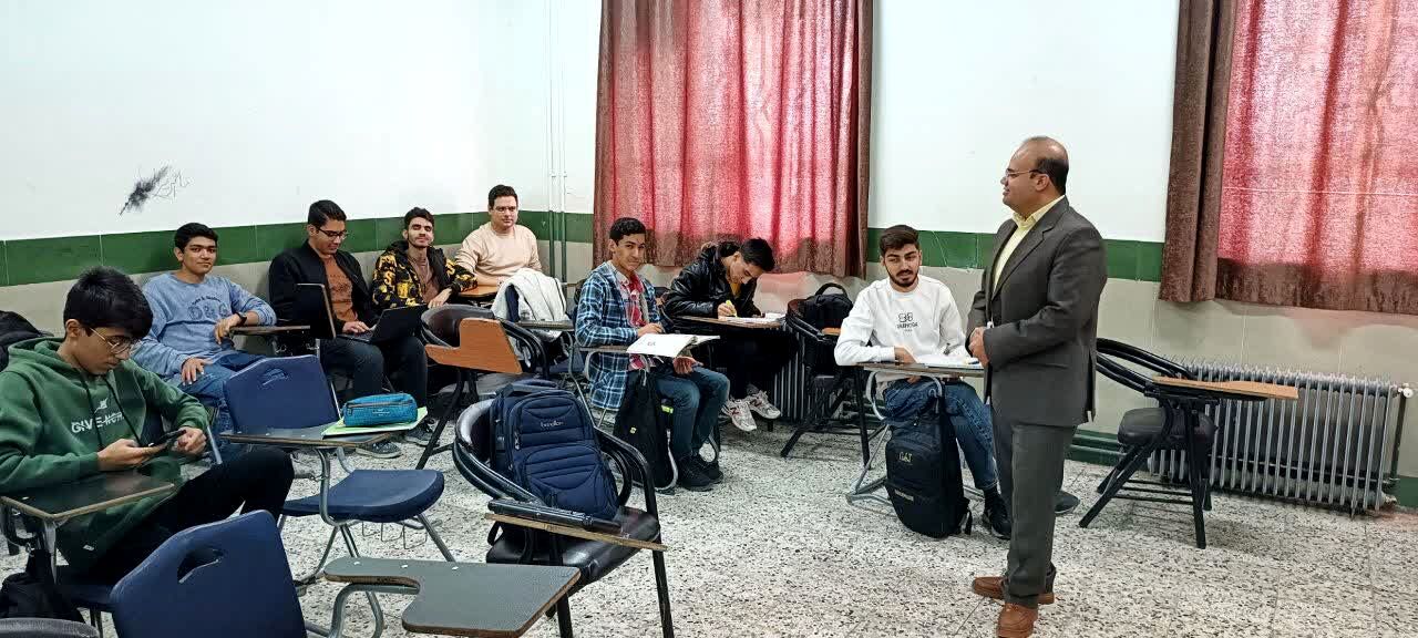 کلاس های تقویتی در دبیرستان نمونه آیت‌الله خامنه ای