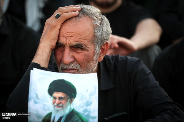 اقامه نماز بر پیکر مطهر رهبر شهید انقلاب و شهدای خانواده ایشان-2