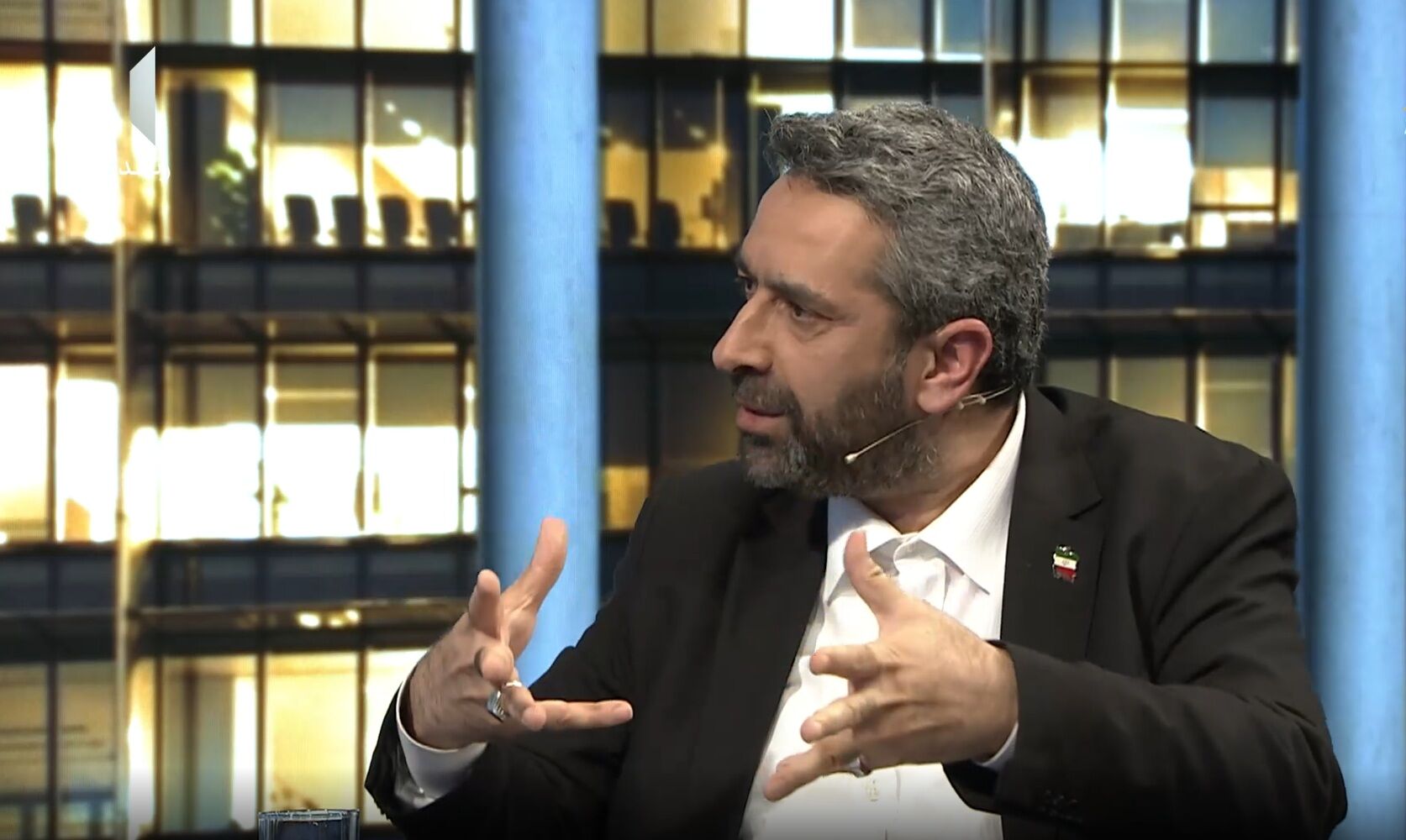 چرا در راهپیمایی ۲۲ بهمن از بانوان کم‌حجاب یا بی‌حجاب تصویر پخش می‌کنیم، اما در سایر ایام در رسانه ملی غایب هستند + فیلم