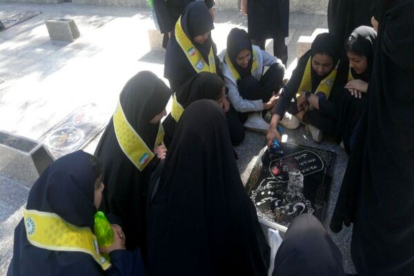 حضورپیشتازان دبیرستان شهید مجید دهنوی درگلزار شهدای بهشت فضل نیشابور
