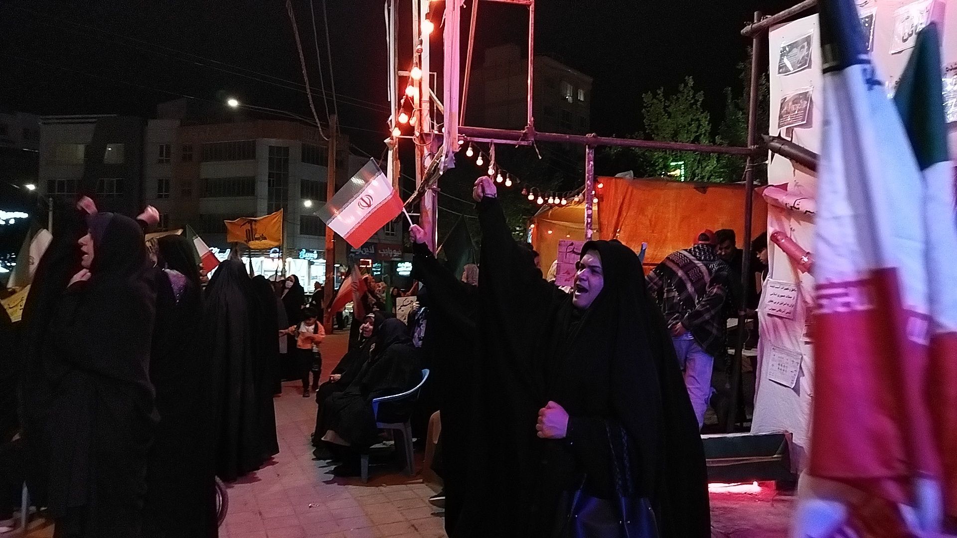 میدان ازادی هر شب میزبان وطن پرستان نیشابوری می شود 