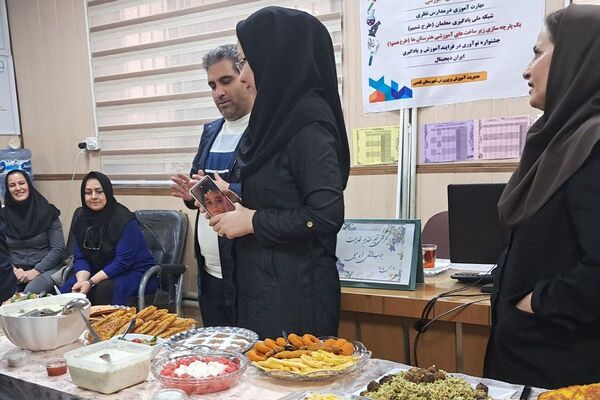 برپایی نمایشگاه دست سازه ها دانش آموزان وجشنواره غذامعلمان  درمدرسه شهیدمعظم