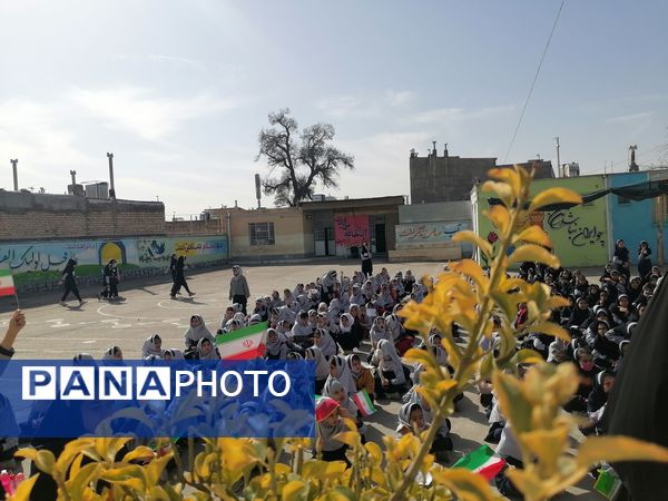  مراسم پیروزی انقلاب در مدرسه ناهید نخودی 