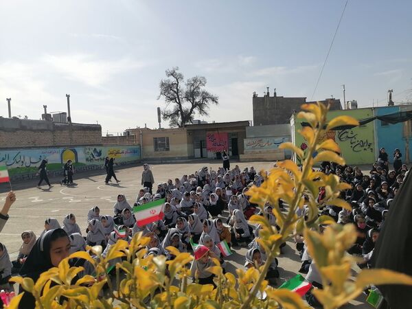  مراسم پیروزی انقلاب در مدرسه ناهید نخودی 