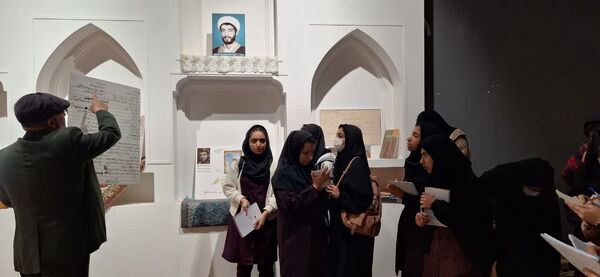 بازدید دانش‌آموزان پایه نهم دبیرستان دخترانه ابویی‌نژاد از موزه دفاع مقدس