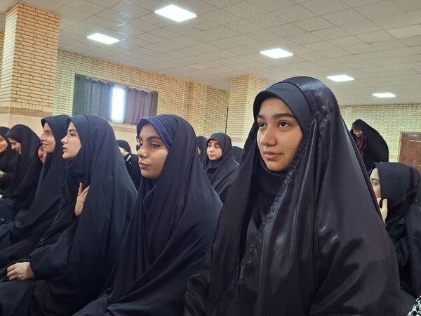 مراسم بدرقه دانش‌آموزان دختر مدارس شهرستان ملارد به مناطق عملیاتی جنوب کشور 