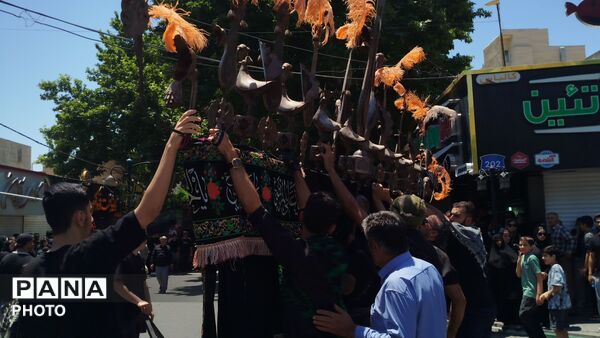 اولین ظهر عاشورا پس از شهادت رهبر امت