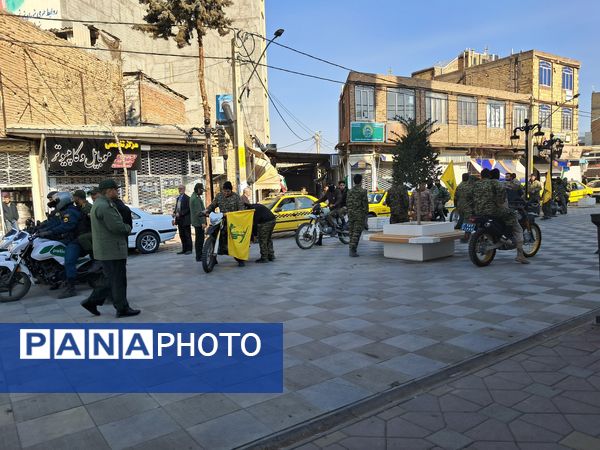 گلباران تمثال امام خمینی (ره) توسط دانش‌آموزان عجب‌شیر 