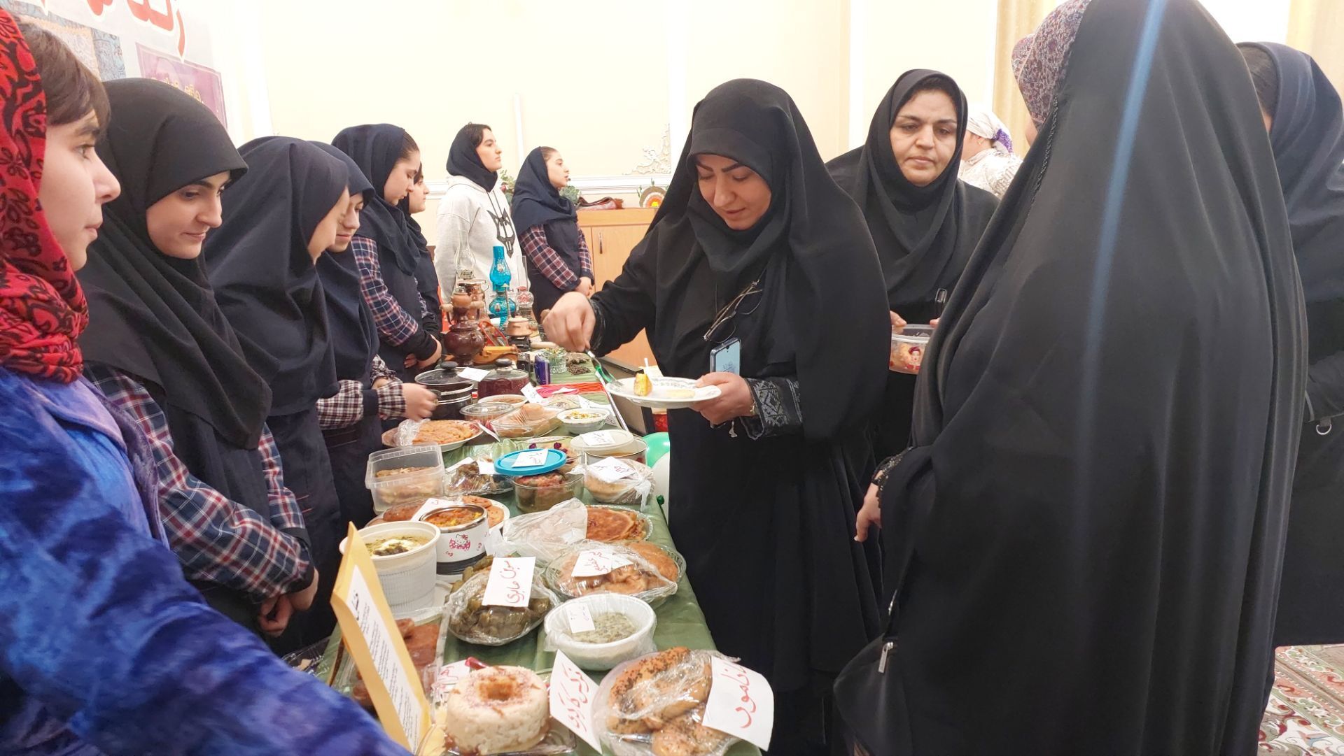 جشنواره غذا به‌مناسبت دهه فجر در دبیرستان معراج 