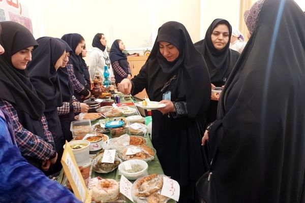 جشنواره غذا به‌مناسبت دهه فجر در دبیرستان معراج 