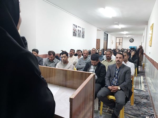 جلسه انجمن اولیا و مربیان در دبیرستان نمونه دولتی مهرورزان خواف