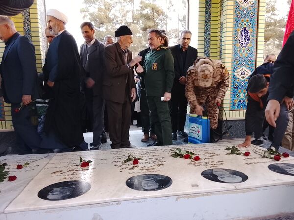 غبارروبی و عطرافشانی گلزار مطهر شهدا در نیشابور 