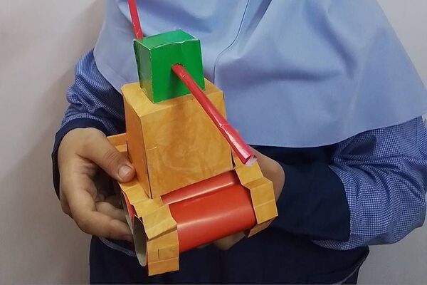 نمایشگاه دست سازه های دانش‌آموزی در دبستان شهید مجید مجیدی ناحیه دو شهرری 