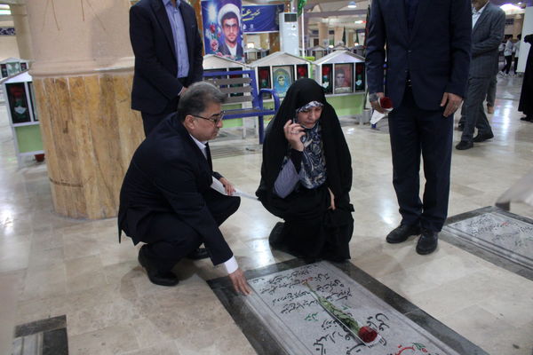 تجدید میثاق مدیرکل امور شاهد و ایثارگران وزارت آموزش و پرورش از شهدا در بوشهر