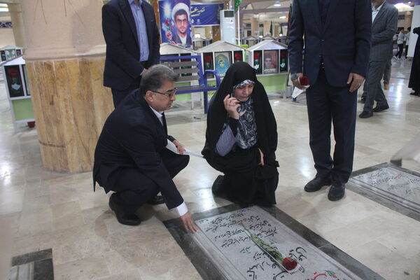 تجدید میثاق مدیرکل امور شاهد و ایثارگران وزارت آموزش و پرورش از شهدا در بوشهر
