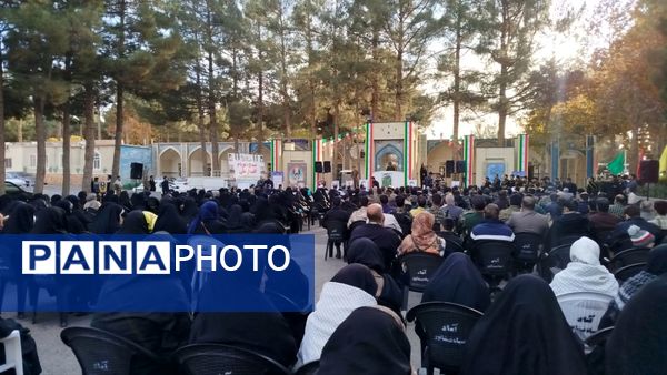 غبارروبی و عطرافشانی گلزار مطهر شهدا در نیشابور 