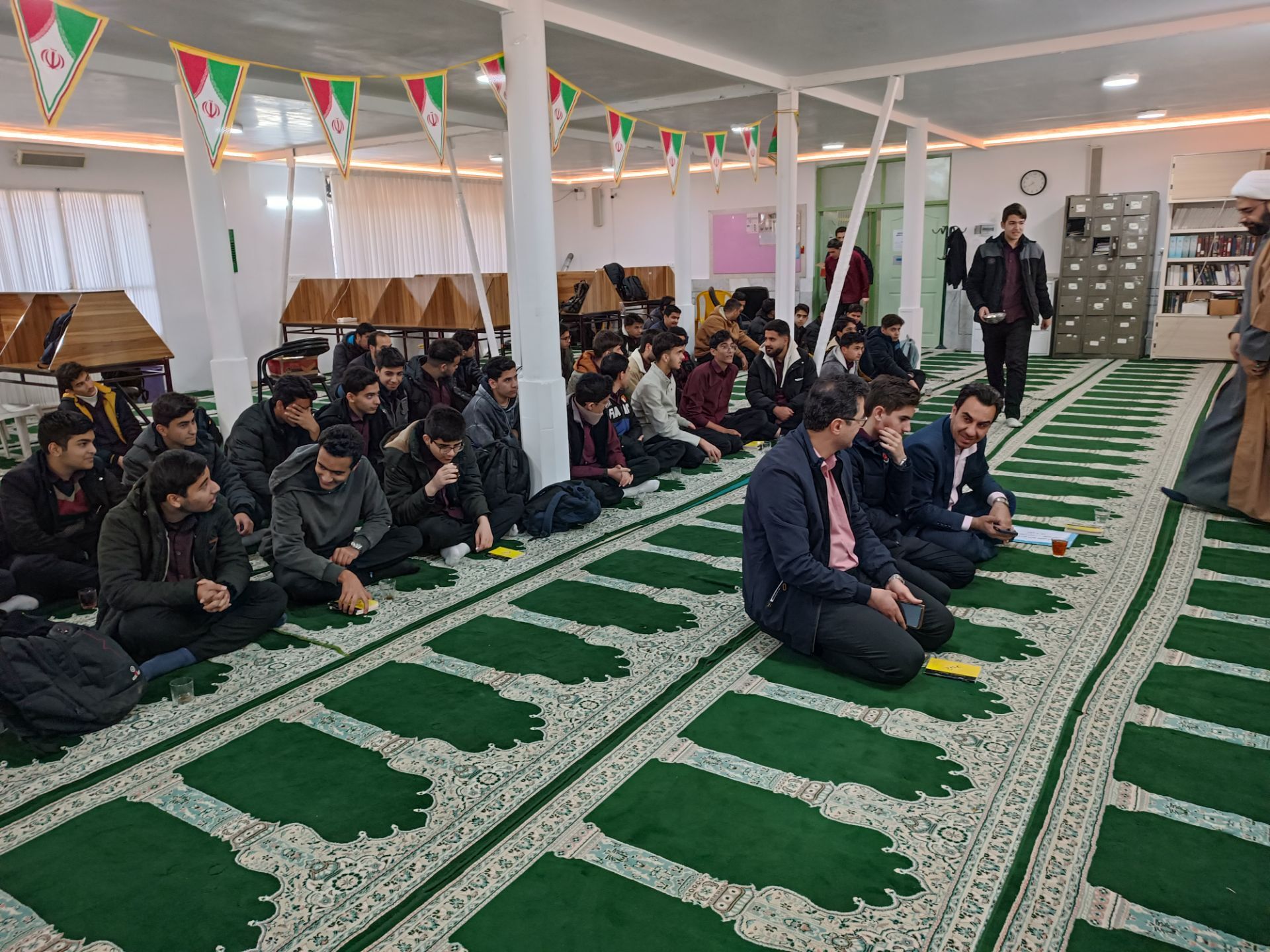 جشن ولادت باسعادت حضرت مهدی (ع) در دبیرستان نمونه آیت‌الله خامنه‌ای